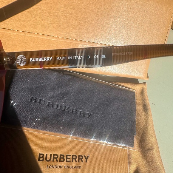 Brand new Burberry sunnies - Picture 4 of 5